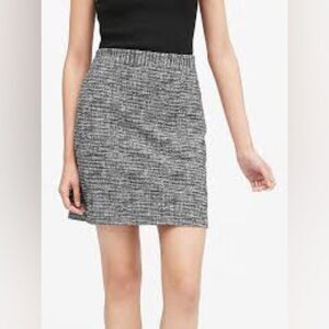 Banana Republic Gray Silver Tweed Pencil Skirt. SZ Petite00. Neutral core